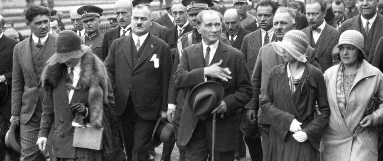 Atatürk_ve_Istanbul_11-Haziran-1930da-İstanbula-sivil-gelen-Atatürkün-karşilanişi